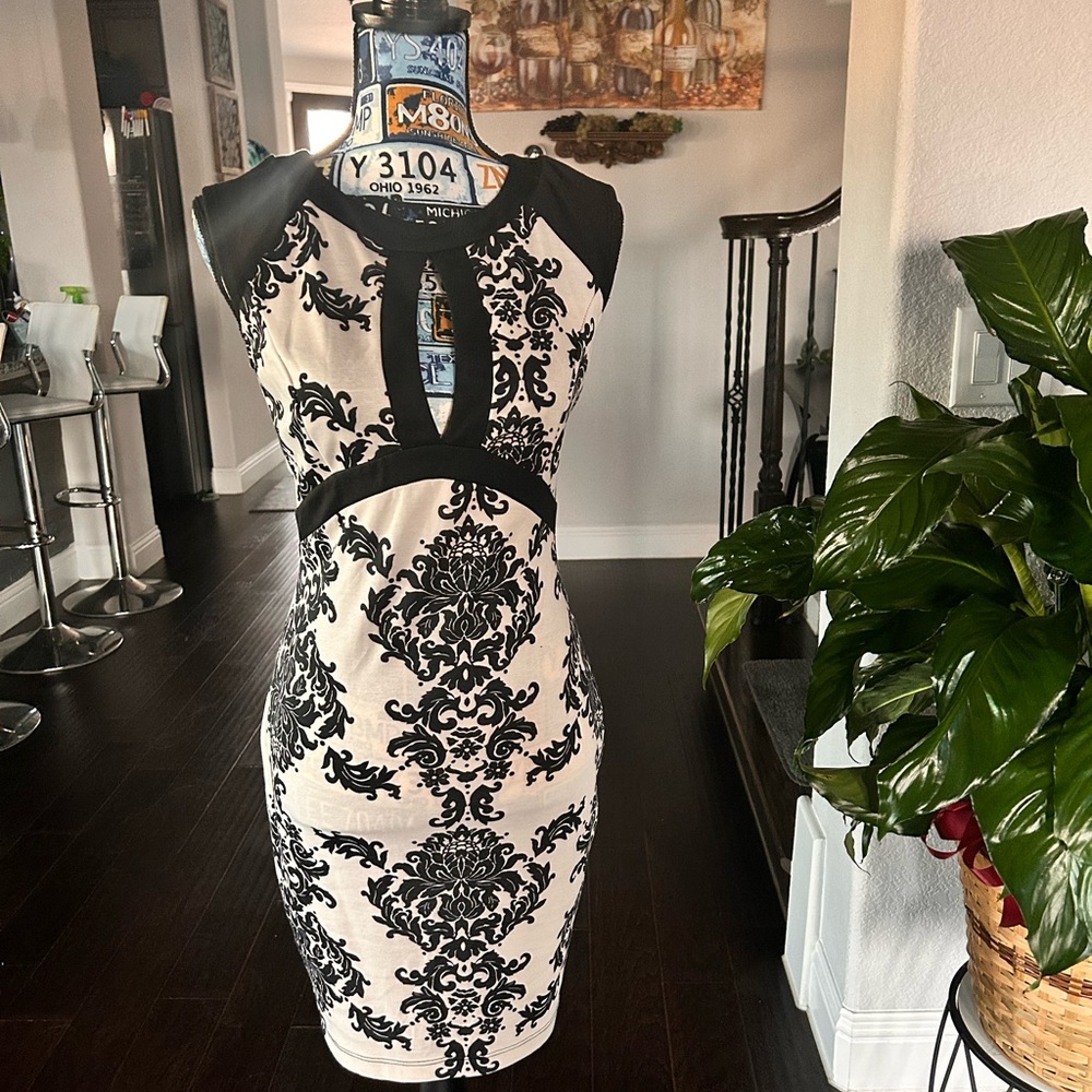 Sleeveless patterned midi